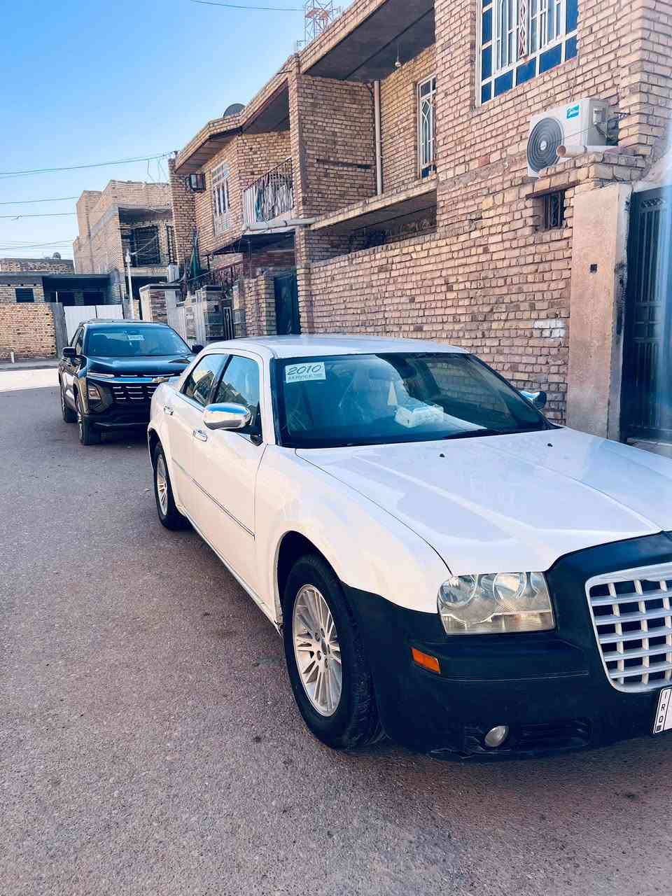 سلام عليكم اوباما  8 اصل  بيضه حادث خلفي بصيط  بيها قطع صبغ رقم بصره سنويه ما نافذه تبريد شغال كير ومكينه  خير من الله تخم تاير سياره جاهزه السعر 90 بيها مجال بصيط حك الجيه  مكان السياره العماره  ***********
