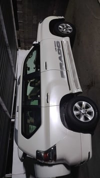 برادو ٢٠١٠ اربعه سلندر رقم بغداد مكفوله اسبير تعليك ماشيه ٢٣٥ الف بأسم...