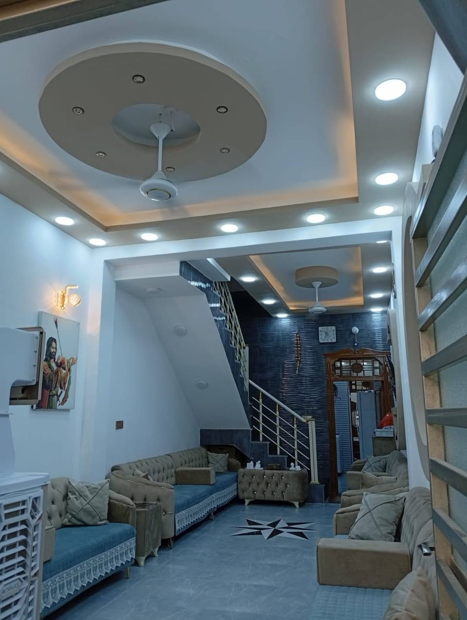 سلام عليكم بيت ٨٠متر حي المكرمة منطقة ٧٠٠٠قرب الشارع الرئيسي ثاني فرع عن الشارع الرئيسي طابق واحد متكون من غرفة ومطبخ ومكشوفة وحمام داخلي وحمام خارجي واستقبال وصالة مفتوحة على الاستقبال وصالة فوك شغل درجة اولى مال جناي للاستفسار الاتصال على الرقم ***********
