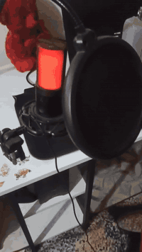 مايك كيمنك للبيع اشتريته ١٢٥ معه الاستاند و مصفي الصوت السعر قيم بما ي...