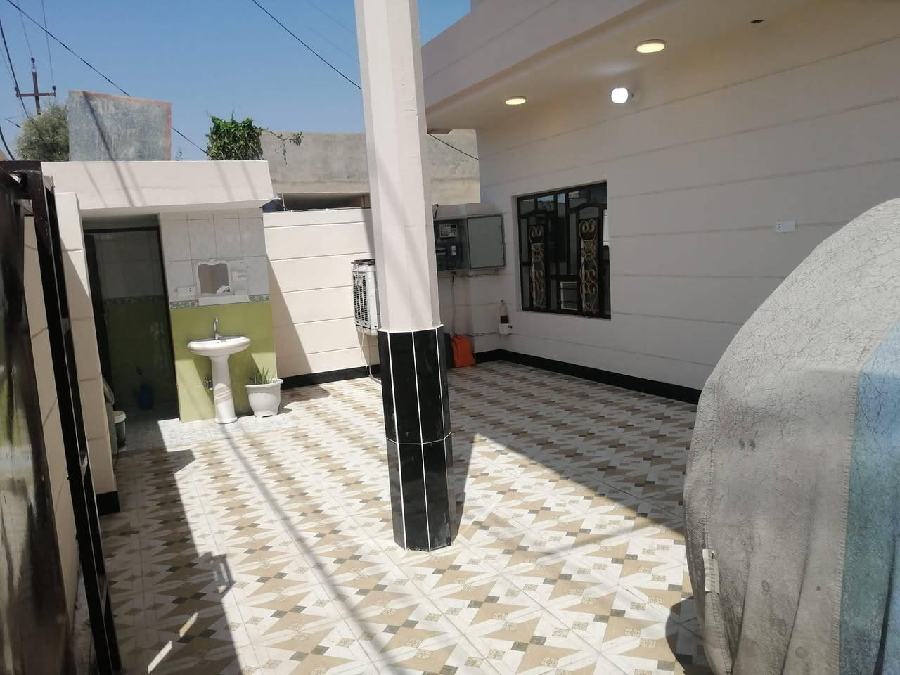 بيت طابو صرف حي المطار على شارع رئيسي يبعد عن الشارع العام ١٠٠ متر تبليط مجاري متكون من خمس غرف نوم طابقين +استقبال هول صاله صحيحات طابق ارضي طابق ثاني بيت كامل مواصفات عدا غرف الطابق الثاني بدون سيراميك البيت دبل فاليوم السعر خاص رقم واتساب ***********
