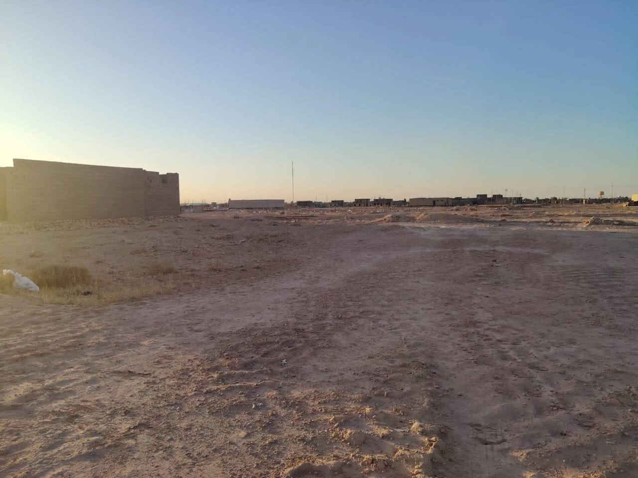 (( بيع مستعجل)) 
قطعة أرض للبيع طابو صرف في حديثة خلف دار الأستاذ شهاب احمد ساير
مساحة:250م
 مخدومه ماء كهرباء 
السعر خاص 
عنوان المكتب: الانبار حديثة حي العسكري مقابل أسواق علي نصيف 
للاستفسار الاتصال على الرقم 
***********
