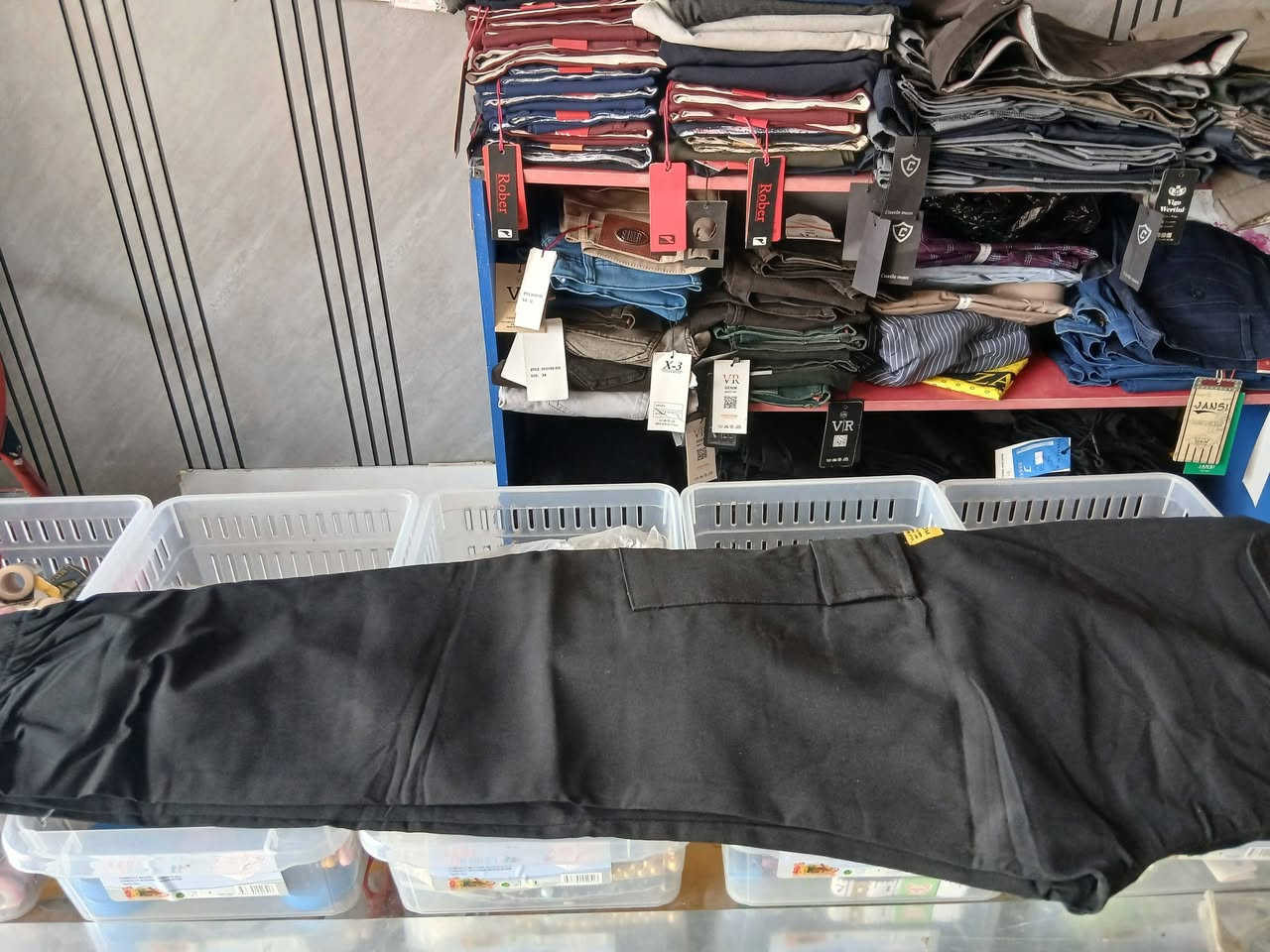 السلام عليكم تصفية محل ملابس بسعر مناسب رجالي النجف حي العداله ***********
