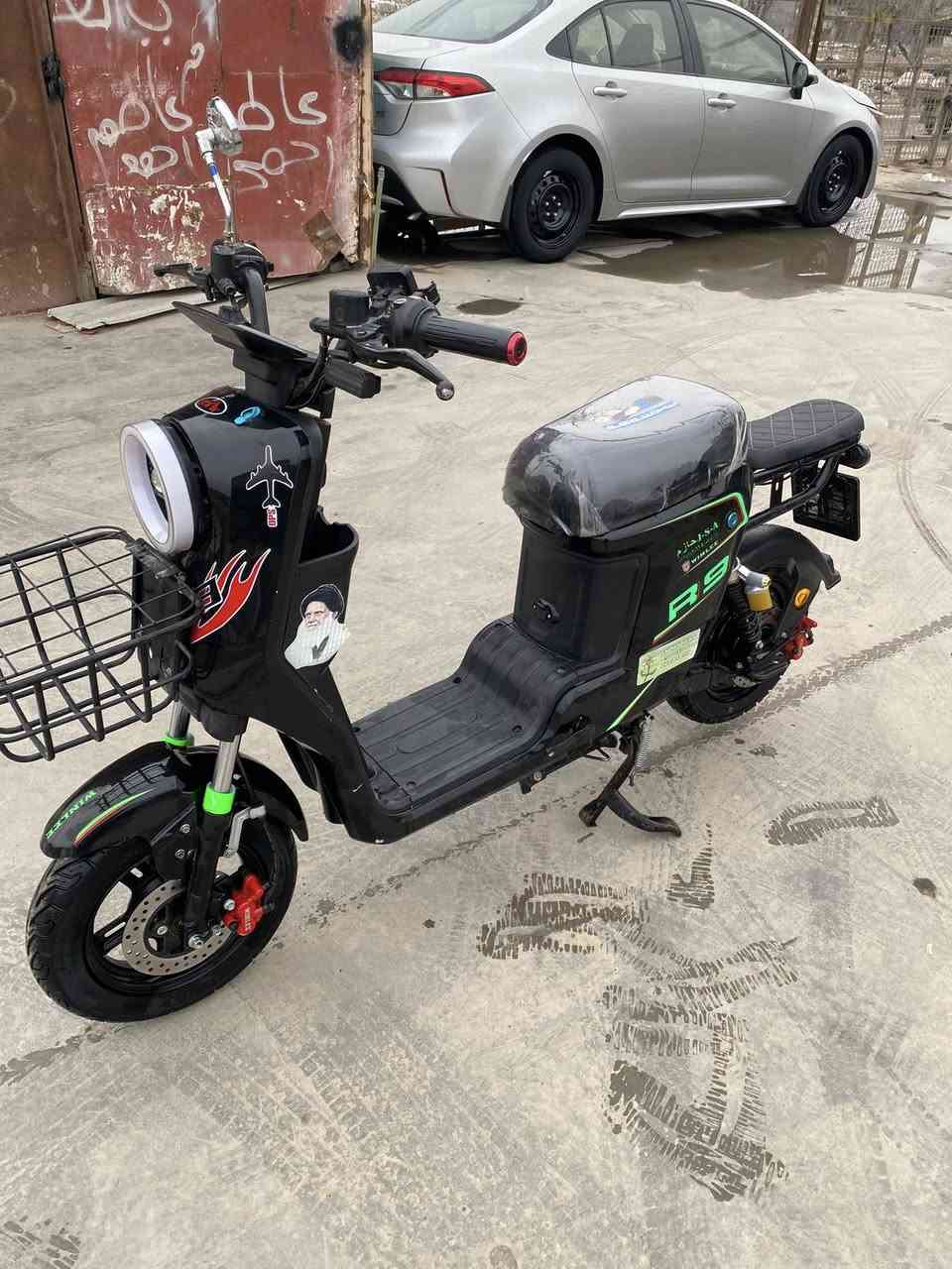 سلام عليكم دراجه شحن R9 
دراجه خير من الله 🩵
5بطريات كبار ✈️
بيها نضام بك 
قفل استيرن هم 🔒☑️
دبل اشره يمنه يسره كله شغال 
تمشي بل شاشه 99✈️الحقيقي 60
السعر 425مكاني بغداد الامين الثانيه ☑️
الشراي يتصل علا هاذه الرقم ***********🫡
