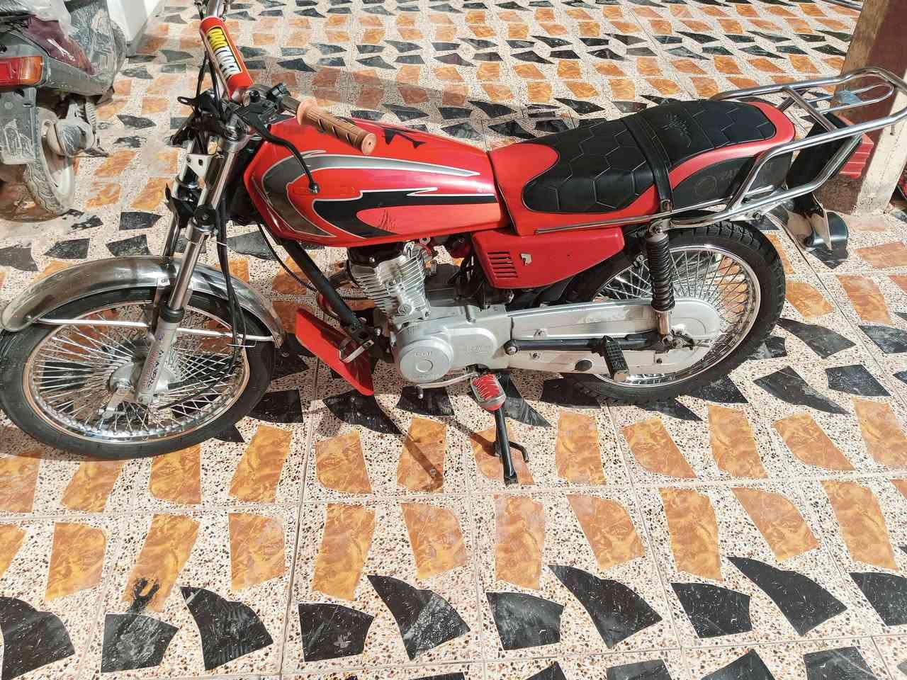 سلام عليكم اخون نامه للبيع دراجة نضيفه ع ايدي مال جناي او رخيصه محرك نضيف كور او بوش جديد تجفيت عام او ويل خلفي جديد مابيها كل نقص السعر 250 متواجد هاذا رقم واتساب ***********
