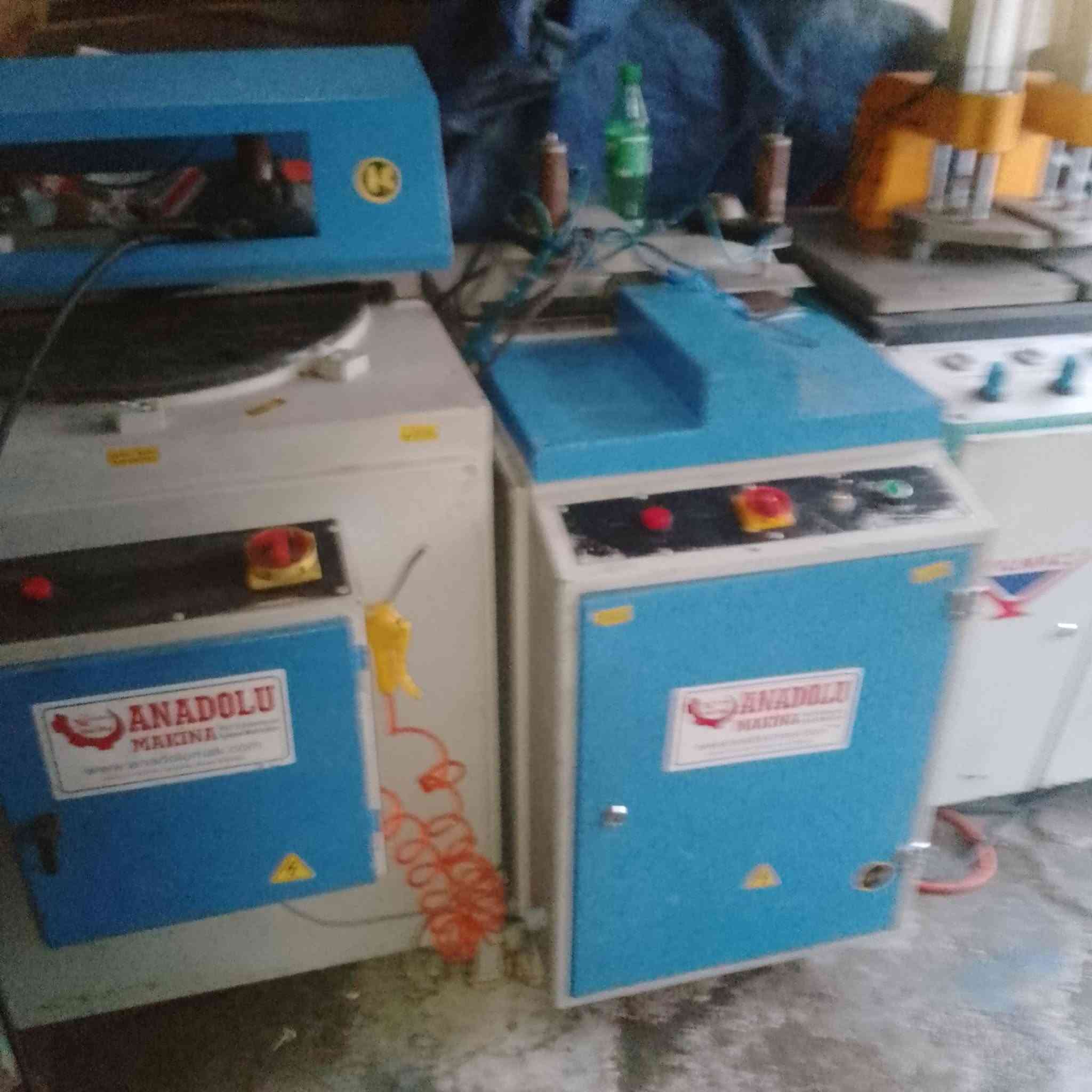 للبيع قاطع وماستيك تركي سنكر كهرباء التواصل *********** ابو زينب العنوان كركوك حي قادسيه يم ساحة بيع حص ورمل
