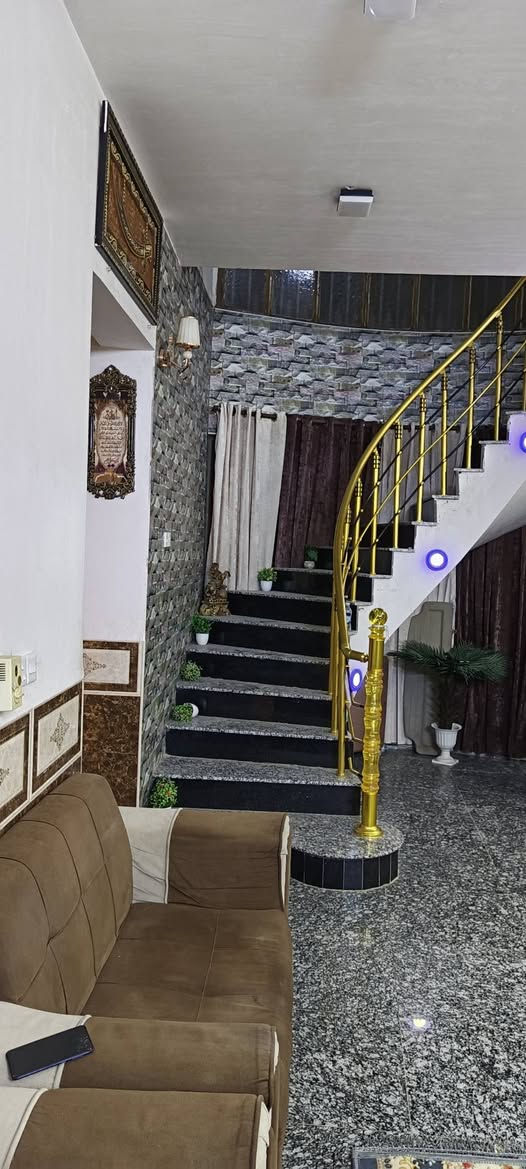 دار للبيع مساحة 200 م طابق ونصف في حي الزيتون (شارع 20)... يحتوي الدار على:
-إستقبال.
-مطبخ كبير
-صحيات عدد 2 (داخلية و خارجية). 
-صالة كبيرة عدد 2 
-غرف نوم عدد 2(4×5)
-كراج مع حديقة صغيرة
-مناور عدد 2
-سطوح عدد 2
-السعر الكلي 140 مليون مع المجال
-تدفع 123 مليون.
 ويبقى 17 مليون مطلوب اسكان (تسدد قسط شهري) 
للإستفسار التواصل أو الأتصال على الأرقام التالية: 
***********
***********
