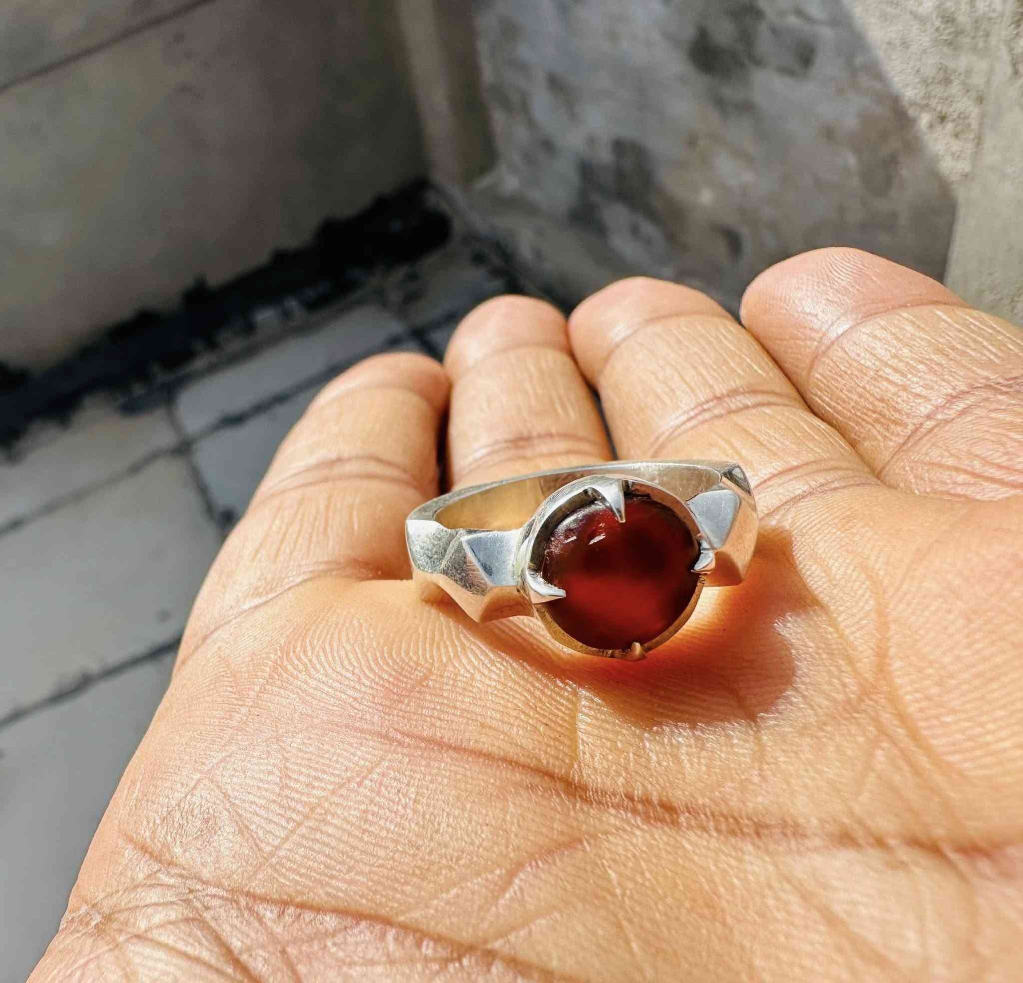 يماني قديم اصيل مغيمه هاي القطعه مثقوبه ثقب ستندر
الصايغ المبدع المولا سجاد S نزاكه هل قطعه والله 

القياس 22 

بغداد حي جميله شارع خير الله 

***********

ماعندي توصيل 

سعره 200 الف قفل من الأخير
