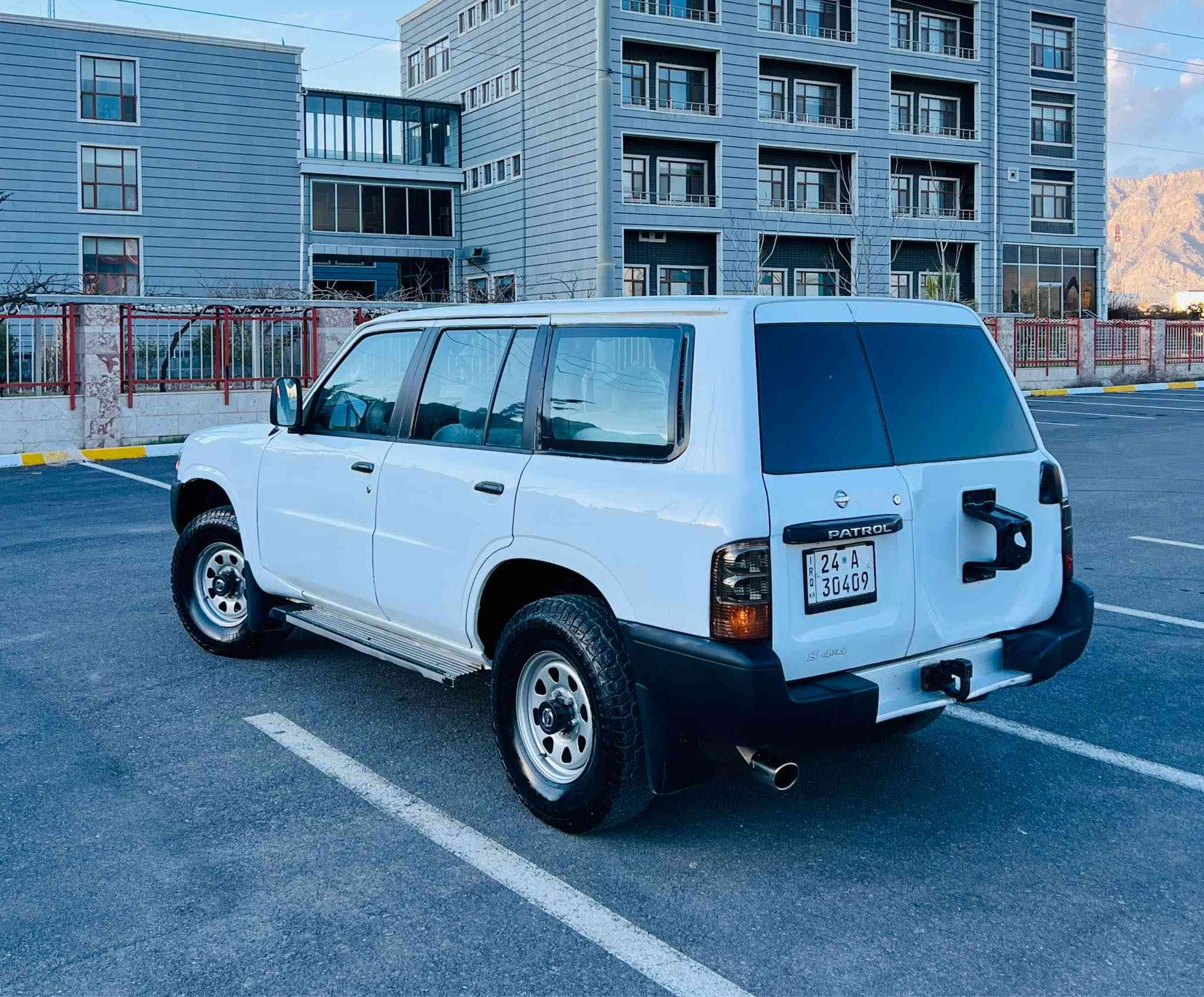بسم الله الرحمن الرحيم(***********)
Nissan Patrol 2001 نیسان پەترۆڵ
سەیارەکە محسن ناو بۆرە فول عادیە رەقەم نوێ
سەیارەکە زۆر مەزبووتە ١ دینار مەسرەفی تیدانییە
بەرگە کوشن و گاعی لۆکم تازە تێی گرتووە بێ مەسرەفە
تایەی تازەیە سپێری لۆکی لەگەڵە غاز و بەنزین مەزبووت
دەرگای دواوەی و شانسی نەتەقیوە درزیشی نییە
ناو بەتانەی درزی هەبوو چاک کراوە زۆر جوانە سەیارەکە
لایت و سەکن و عەتەلی تازەم بۆ کریوە تند و تۆڵە
اکسل و دەبڵ اکسل بەشەرت گێڕ و مەکینە بەشەرت
تەبرید سارد و گەرم بەشەرت هیچ مەسرووفی تیا نییە
شاشە ئایپاتم بۆ بەستووە تحویل و غرامە بەشەرت
بەناو خۆمە تاکوو ٢٠٣١ نوێیە بەشەرتی حاسیبەش ناوی نییە
رەسمی سۆنەرەکەیم داناوە وەرگەراو شان دادانی نییە
دەحم و لێدرانی نییە سعری ٨٨ کەمێک مەجال شوێن رانیە
*********** ڤایبەر و واتسئاپی لەسەرە رانية, السليمانية
