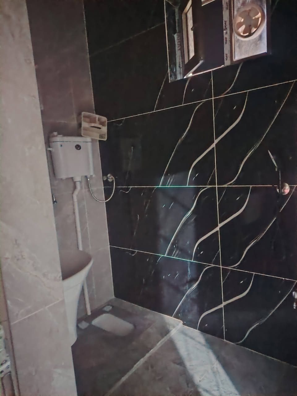 سلام عليكم بيت البيع
بل للكابنات شارع عشره بي غرفتين نوم ومطبخ حار وبارد 
وستقبال وصحيات داخليه وخارجيه الستفسار ***********
