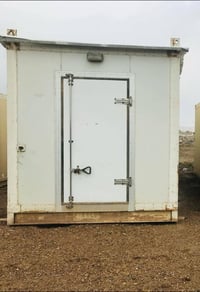 حاوية 6 متر تجميد بيها جهازين بطحي 5 و7 ونص     07800599967