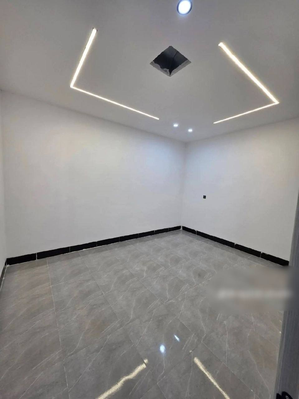 دارين للبيع مساحة الدار الواحد/100/متر طابق ونصف بناءصفر
عنوان:حرية
نوع العقار:طابو
فول مواصفات:فول كاشي وسقف مغربي ونظام دكت تبريد مركزي 
محتويات الدار:استقبال،هول ومطبخ حار،صحيات،وغرفة نوم،درج داخلي 
موقع مميز
سعر:١١٠ مليون وبيها مجال 
للاستفسار مراجعة مكتب النورين للعقارات والمقاولات أو الاتصال على الارقام التاليه:*********** واتسأب
