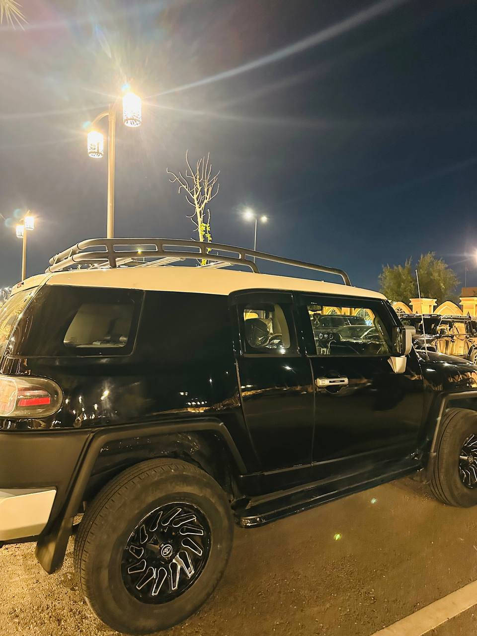 السلام عليكم.
FJ
موديل 2007
السياره مصبوغه عام جماليه
مسويلها ادامه المنضومت البانزين 
تبريد ثلج
تخم تاير 
المكان بغداد 
رقم انبار جديد
***********
