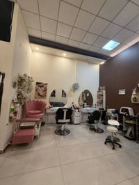 غراض صالون للبيع متكامل من اجهزة ومواد التجميل مع الدكيور السعر 5ملاين...