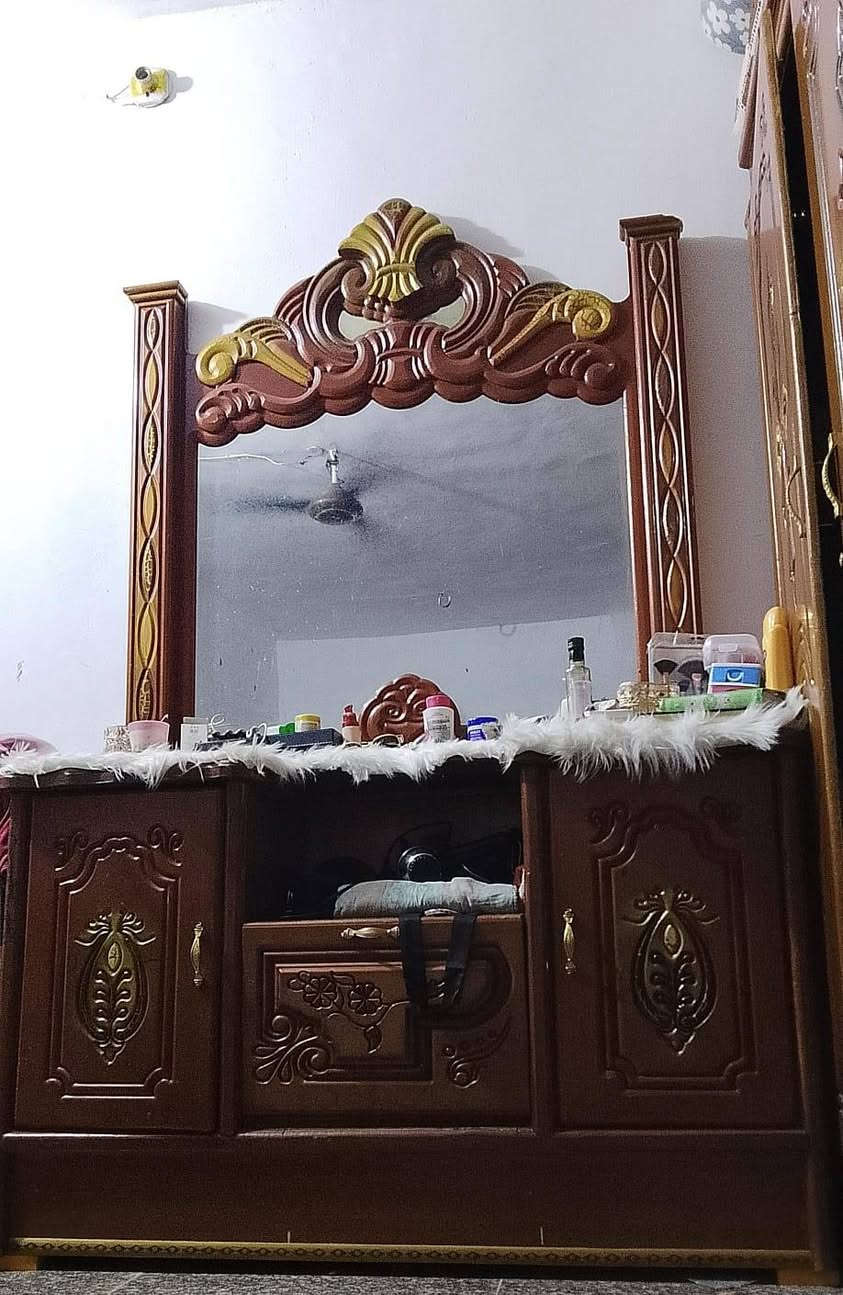 *********** غرفه لبيع نضيفه كامله اي ضرار مابيهاه 
وكامله ملحقات وميز ابلازمه مستعجل على بيع لان سبب اريد انتقل سعر 650بيهاه مجال نا صريه مركز
