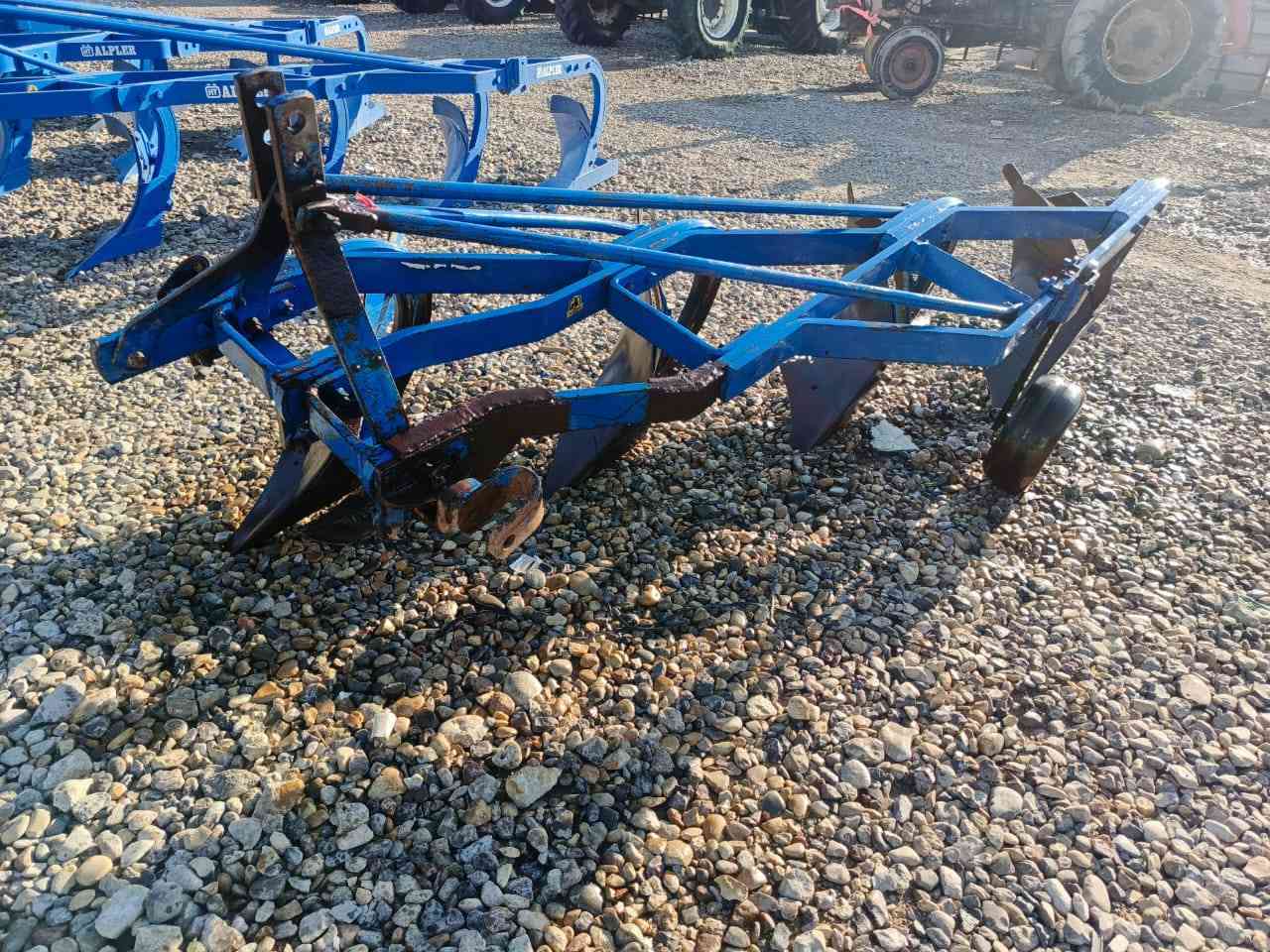 اللهم صل على محمد وال محمد
موجود حجم 16 البير رباعي فدان
يرهم مراوس اي شيء
***********
