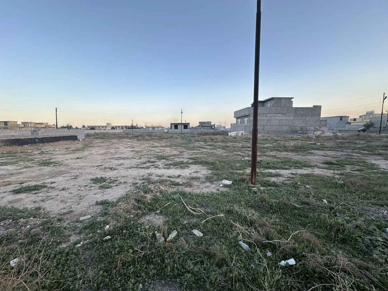 توجد قطعة ارض للبيع مساحة 200 متر في منطقة البعلكةخلف مدرسة الرحمة في منطقة البعلكة للمزيد الأتصال على الرقم ***********
