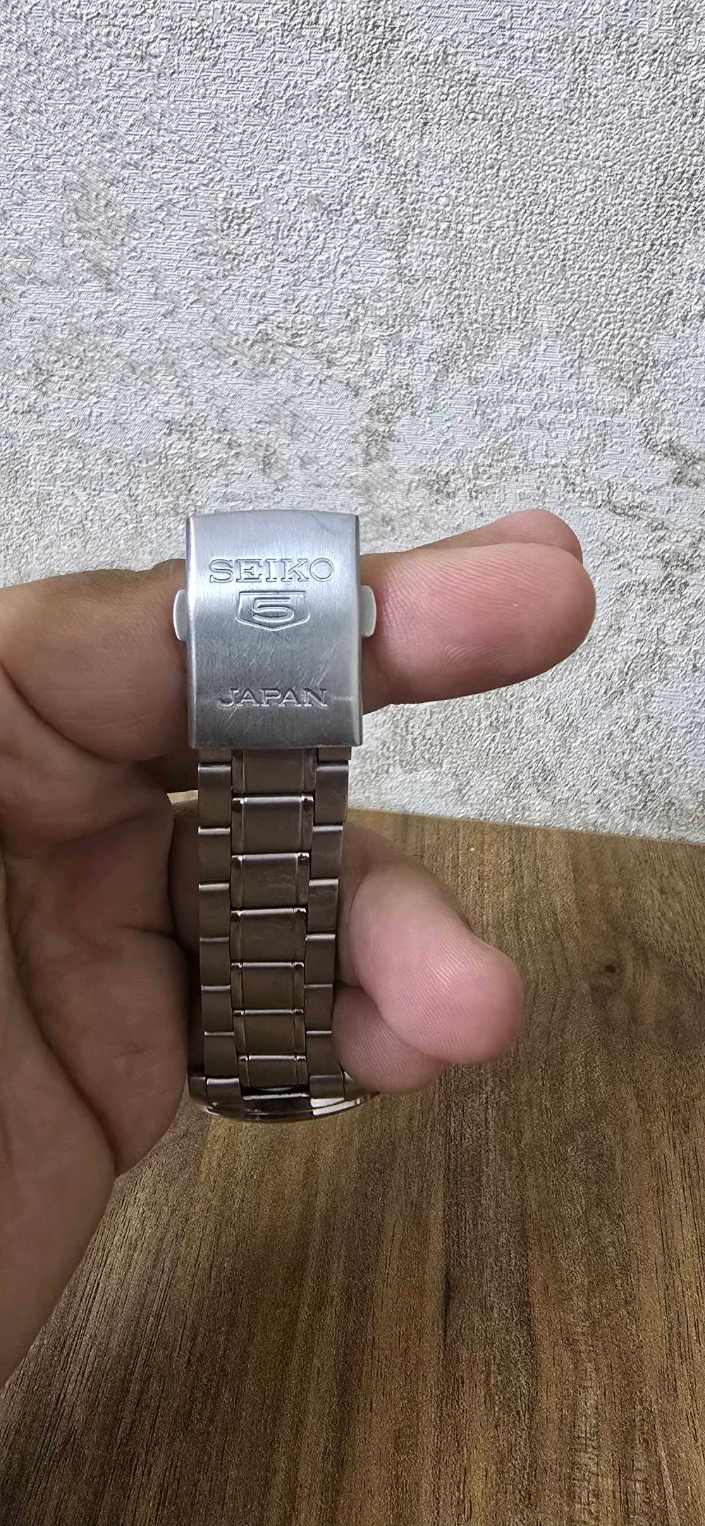 ساعة سيكو ياباني اوتماتيك اصلي نضيفه جدا مضمونه من اي عطل السعر ١٠٠
وين موقعك بالضبط حتى نضيفه بالوصف للناس المهتمين؟: 
مدينة الصدر
الساعة شكد مقاسها تقريباً؟ وكم قطعة/حلقة من السوار موجودة حتى نعرف تناسب أغلب الأيادي؟: 
٣٥
هل عدها علبة أو كارت أو أي إثبات أصالة وياها، لو فقط الساعة؟: 
بدون ملحقات 
السعر 100 نهائي لو بيها مجال للتفاوض؟ وإذا تريد، التوصيل متوفر داخل/خارج المنطقة لو استلام يد بيد فقط؟: 
اكو توصيل اذا تريد