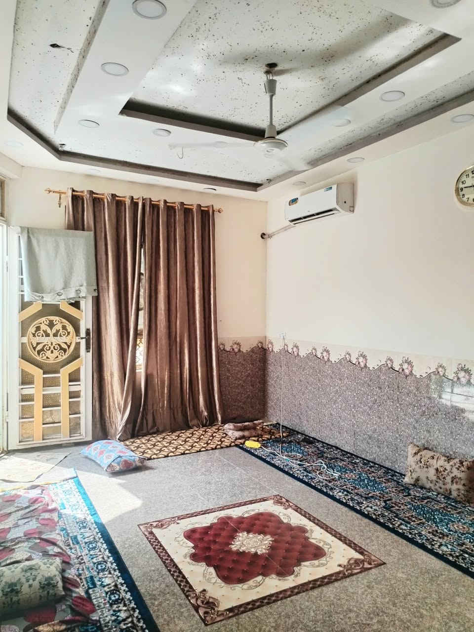 سلام عليكم بيت 100م  العنوان كربلاء الحسينيه العطيشي قرب معرض حردان طابو 25 استقبال وغرفه وصاله مفتوحه ع المطبخ حمام داخلي وخارجي طارمه صطح اشتايكر كله كامل كهرباء ماء مولد ذهبي السعر 65 باقي التفاصيل اتصال  ***********
