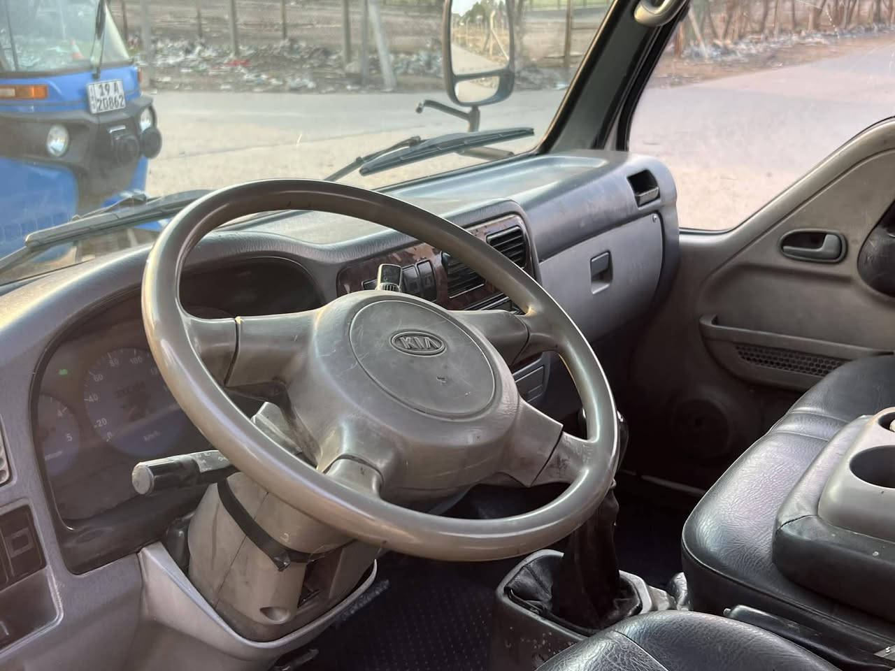 ام عيون محرك وكير وكسن وشاصي كفاله الشاصي مكفول من قواطي ولحيم وفطر رقم شاصي واضح صدر جديد رقم بغداد موديل 2003  بسمي عنوان بغداد حي الامين بيها رشات صبغ بل بدي السعر 78 وبيها مجال بصيط قمارة ثابت تخم تاير ***********
