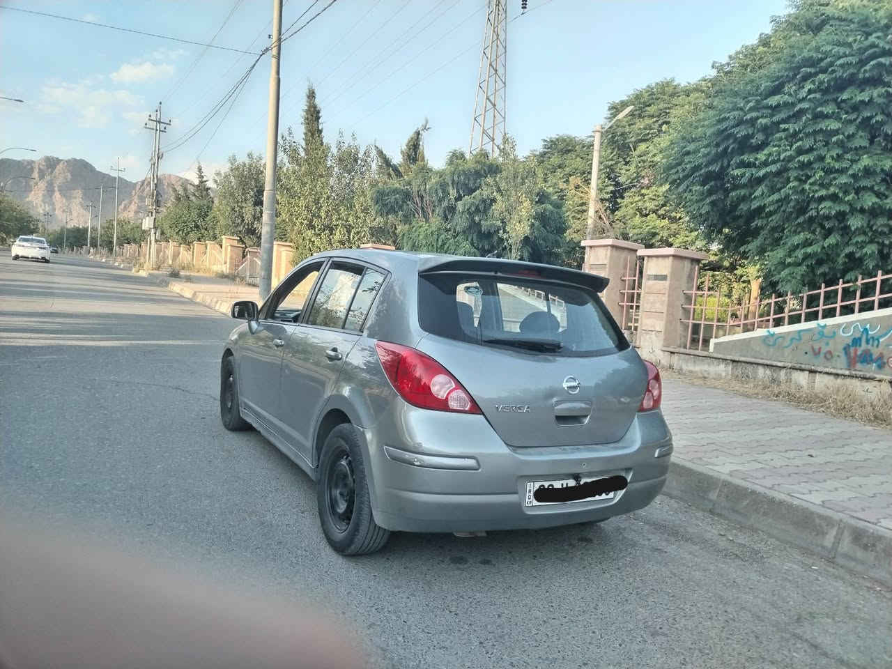 بەناوی خوای گەورە 
نیسان ڤێرسا مۆدیل 2010 گێڕ تۆماتیک مەکینە 20 گێڕو مەکینە بەشەرت چوار پارچەی پەمپە بێ دەعمو لێدراوی سەنەوی هەتا 2027مانگی 2 بەسەر دەچێت پێشوو پشتی کەپسە دەعمی پێوەنیە تەبرید لەسەر سویچ چوارجام کارەبایی تەعدید سورحە شاشەو کامێرا دینارێک مسروفی نیە ڕۆنی گێڕو مەکینەی تازە گۆڕاوە شوێن ڕانیە 78کەمێک معاملە ***********
