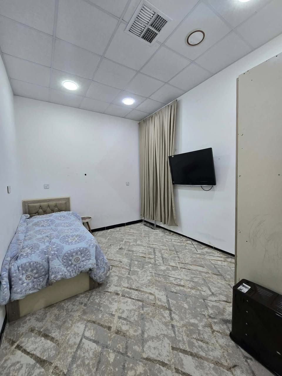 اعلان رقم (1890)📢📢📢
————————
دار للبيع مساحة 200 متر 
فول سيراميك بناء حديث 
الموقع بنجاعلي 
قرب جامع ئيمان 
استفسار 
***********
***********
