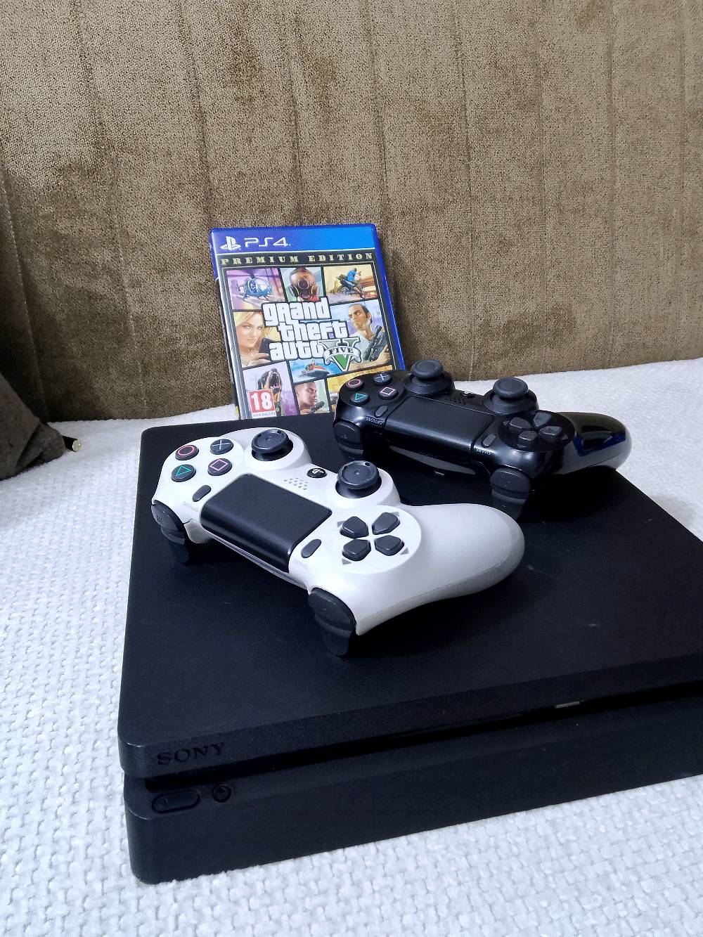 

أنا أبيع بلايستيشن 4 مع أدوات التحكم وكل الكيابل اللازمة. يجي وياها لعبة جراند ثيفت أوتو في. الجهاز بحالة ممتازة ونظيف، وهو رائع لقضاء أوقات ممتعة في الألعاب.