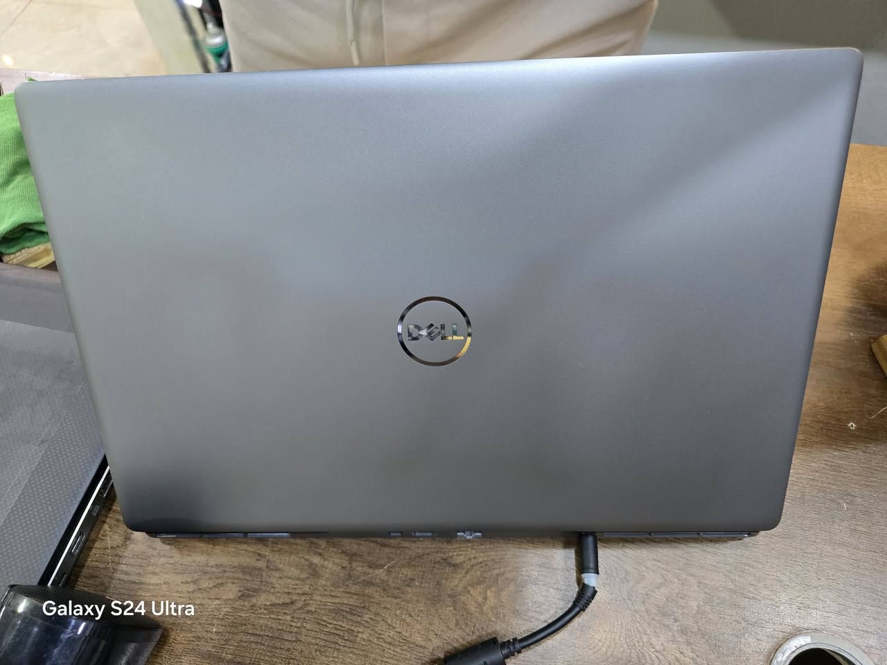 🔥 للبيع: لابتوب Dell Precision 7750 (وحش العمل الشاق والهندسة) 🔥
​إذا كنت تدور على أداء خارق للمونتاج، التصميم الهندسي، الجرافيك، أو الألعاب الثقيلة.. فهذا الجهاز موجه لك! 🚀
​💻 المواصفات الفنية (Specifications):
• الموديل: Dell Precision 7750
• المعالج (CPU): Intel® Core™ i9-10885H (تردد يصل إلى 2.40GHz) - أداء جبار للعمل المتواصل.
• الذاكرة العشوائية (RAM): 32 GB DDR4 (سرعة 3200 MHz).
• كرت الشاشة (GPU): NVIDIA Quadro RTX 5000 بسعة 16 GB (كرت احترافي مخصص للرندر والتصاميم الـ 3D المعقدة).
• التخزين (Storage): 512 GB SSD NVMe (أداء سريع جداً لنظام التشغيل والبرامج).
• الشاشة: مقاس كبير ومريح للعمل الاحترافي.
​✨ حالة الجهاز: ممتاز  نظافة ١٠٠ 
​📌 السعر: [١٤٠٠٠٠٠] مجال بسيط 
📍 
📞 لتواصل والفسار: عبر الرسائل الخاصة أو الرقم [***********و*********** واتس ]
