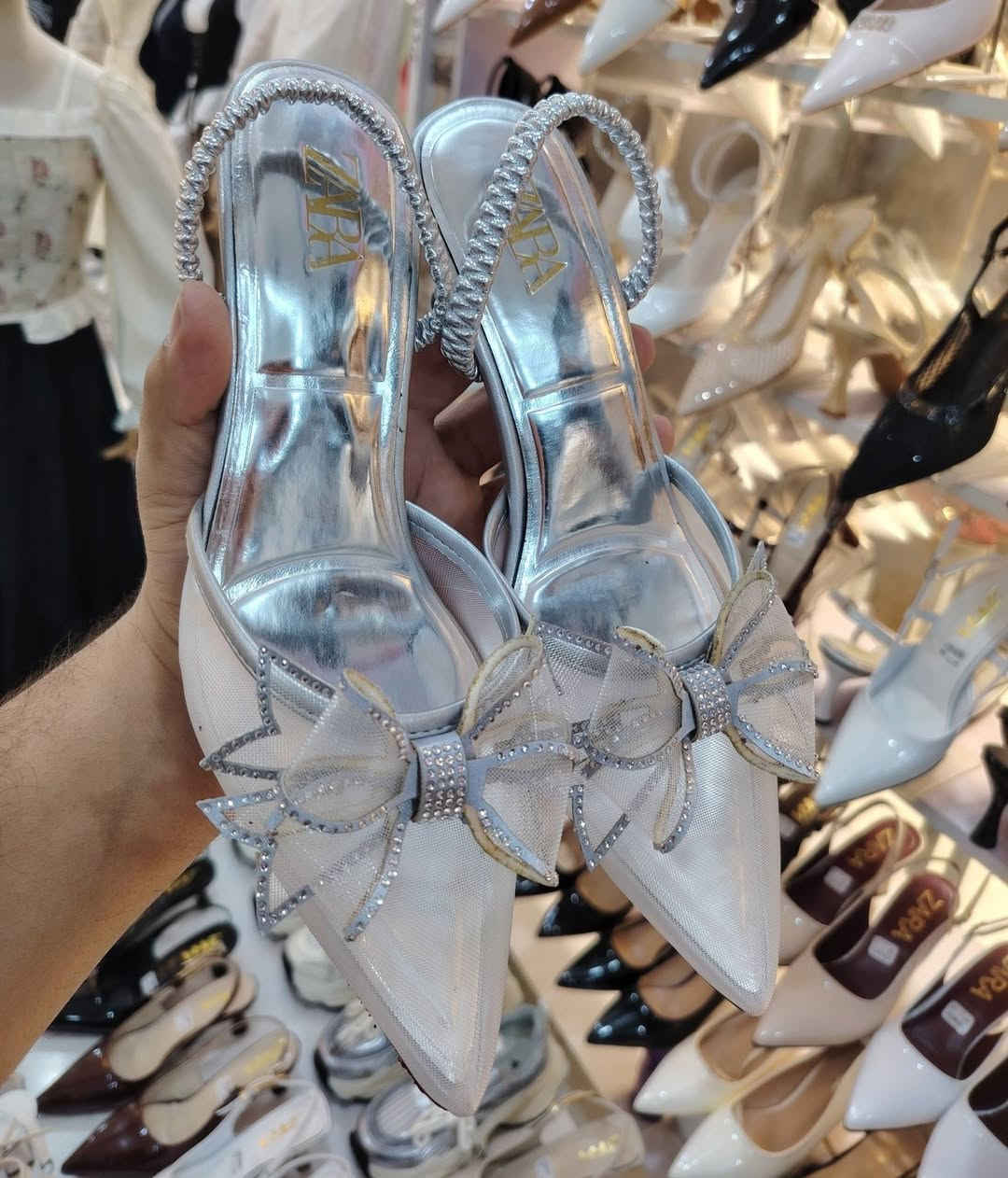 حذاء زارة كوالتي جدا راقي ارتفاع 5سم
قياسات من 37الى 40 متوفر بخمس الوان كما موضح بالصور
عنوان المحل ديالى المقدادية حي المعلمين شارع المخضر مجمع العزاوي مقابل أزياء
يوجد توصيل
واتساب ***********
