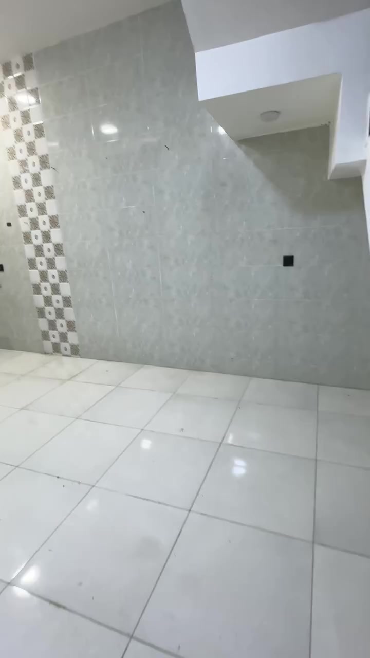 بيت للأيجار مساحة 50 متر
يحتوي على غرفتين ومطبخ وحمامين 
واستقبال البيت بناء حديث خلف سوق السمكه
***********
