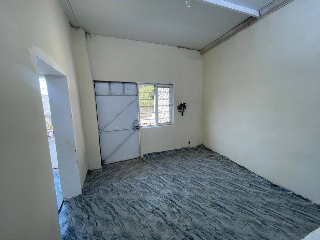 السلام عليكم بيت تجاوز مساحه ٣٠٠ متر بي غرفه واستقبال وحمام ومطبخ وكراج جبير البيت بعده مامسكون جديد الدوره مقابل قاعه بور هاوس مكان حلو السعر ٢٠ وبي مجال
***********
***********
