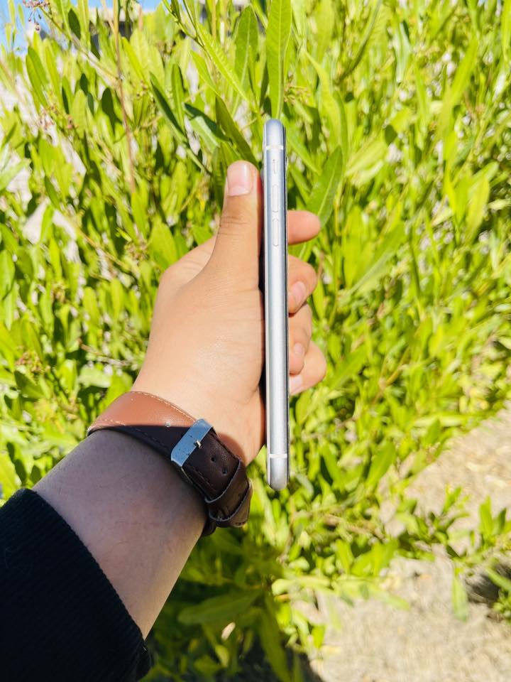 السلام عليكم 
جهاز آيفون 11 عادي ذاكره 128G بطاريه 91 مامفتوح ابد شرط  الفحص فيس إيدي شغال كاميرا شغاله كلشي شغال مابي بس كسر بالضهر مثل ما موضح بالصوره الجهاز شريحه وحده السعر 240 وبي مجال للستفسار ***********
