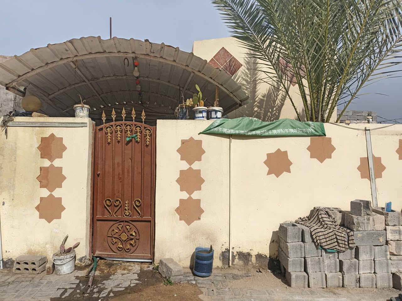 السلام عليكم بيت للبيع  حي الأمين  قريب عل شارع ٤ دقايق شارع الصيدليه زين العابدين بنا طابوك نص وبلوك نص ٢٠٠ م تصال عله هذة رقم ***********
@إشارة
قاسم التميمي
