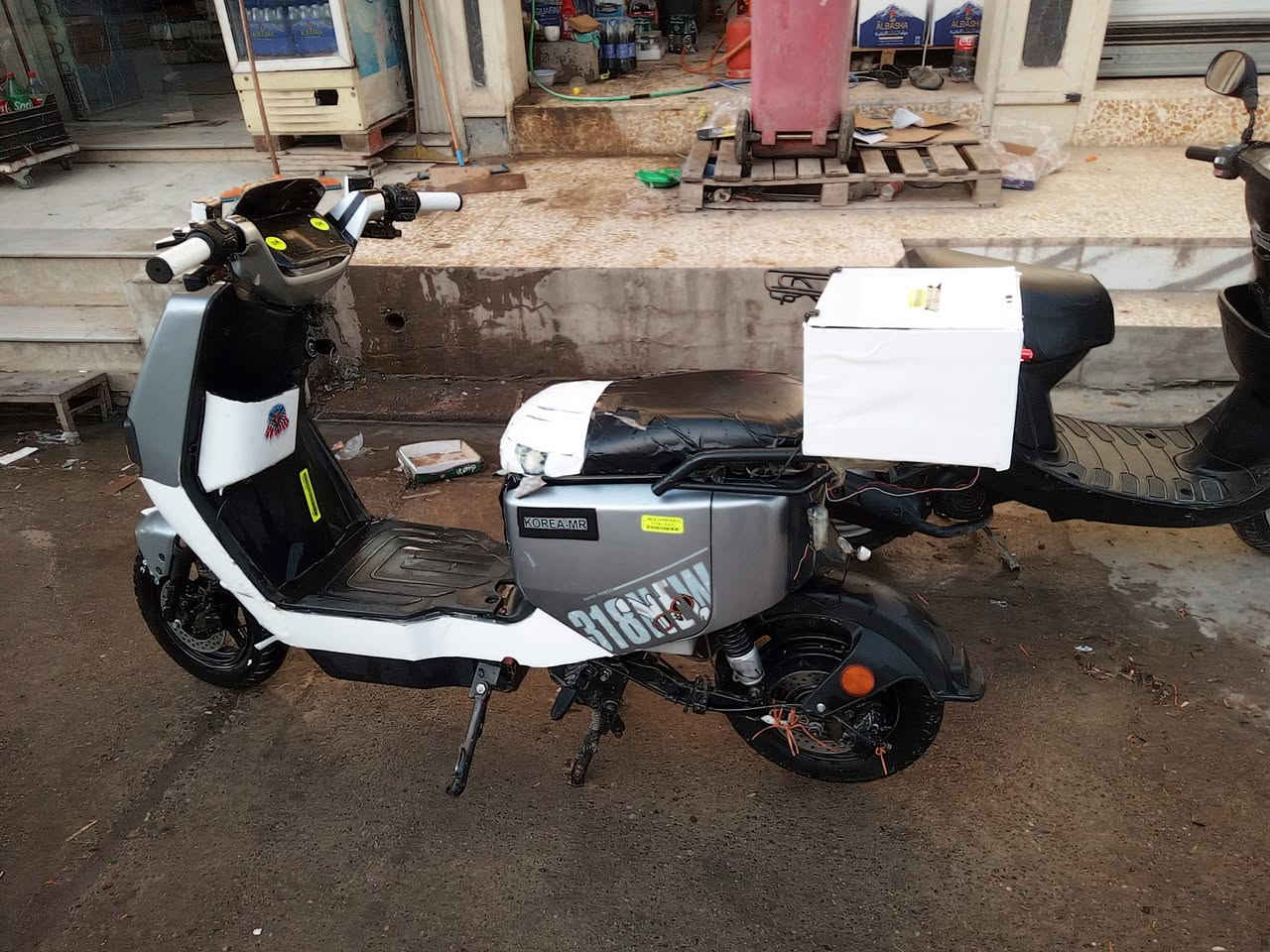 السلام عليكم ورحمة الله وبركاته 
عندي ماطور شحن للبيع فقط فقط 
بدون جنطه 
مواصفات 
4 نمر 
6 بطاريات دبل مو العادية
مثبت سرعة 
اشاير يمين يسار 
دبل اشاير 
دبلات شغاله وراء وكدام 
شاشه تحديد العطلات والسرعه والكيلو مترات 
سكرترات اصليه مال شركه 
لون رصاصي أو فيلي 
زوج امرايات اصليه 
شاحنه اصليه 
لايت عالي ناصي 
تايرات جديد لوك 
مكاني موصل ايسرحي الفلاح الأولى 
مقابل تيم ماركت


**إذا كنت صاحب هذا الإعلان وتريد حذفه لأي سبب، رجاءا أرسل رسالة إلى الدعم الفني**