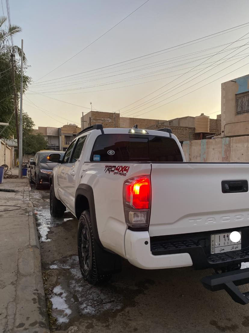 السلام عليكم
بيكم￼ TOYOTA TACOMA وراد أمريكي 🇺🇸 
دفع رباعي
V6.   
موديل 2022 
الموصفات فول للخير ماعده الفتحه ضربته باب خلفي فقط جهت الصدر فقط السياره نضيفه حيل نفس ما موضح بصور طخم تاير جديد تشغيل عن بعد بصمتين  وهواي موصفات بعد ماشيه 30 الف يعني فقط بداخل السياره ما شايفه الدولي مكانه ناصريه مركز التواصل وتساب او اتصال ع الرقم بس السعر 3 وبيه مجال قليل حك الشراي ***********
