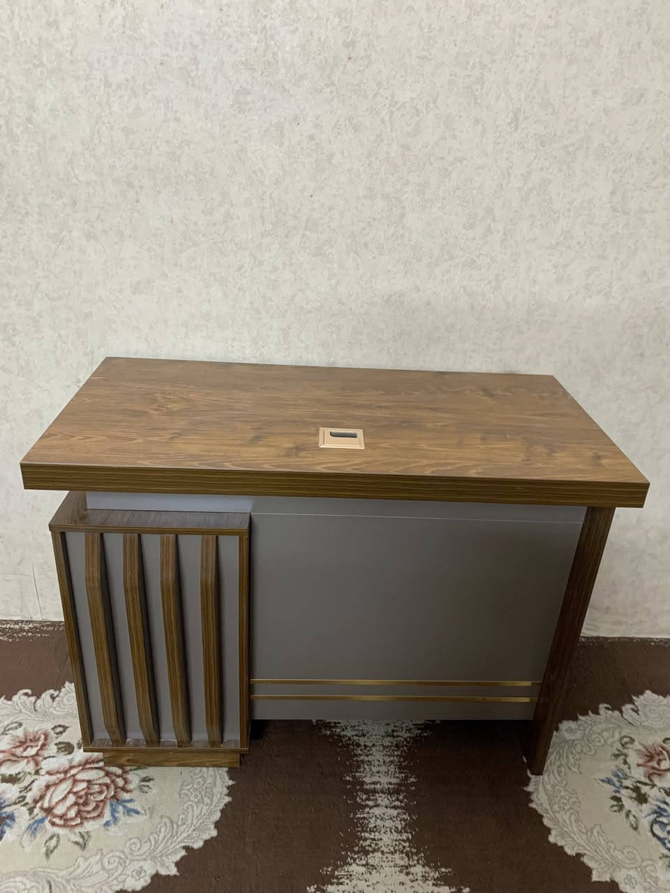 ميز مكتبي مستعمل قليل يعني اخو الجديد للبيع 
السعر : 150
العنوان : بغداد الشعب 
الاتصال على هذا الرقم : ***********
