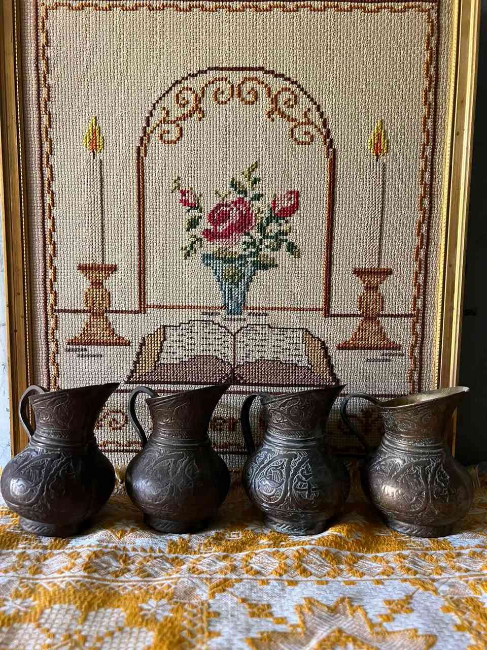 دولكات عدد 4 منقوش قديم
ارتفاع 11 سم وزن الوحدة تقريبا نص كيلو 
السعر الواحد ٤٠ الف كلهن ١٥٠ الف 
واتساب ***********
