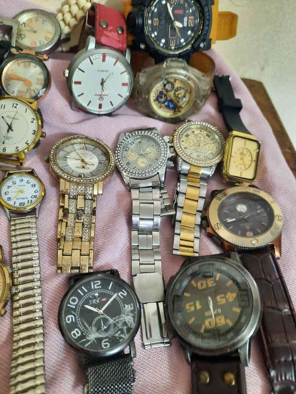 ساعات مستخدمه نقص سير أو باتري  العدد (٣٢) قطعه السعر( ٣٥) الف العنوان بغداد المعامل منطقة الباويه مقابل حسينية الرسول الأعظم للتواصل *********** (لايوجدتوصيل )
