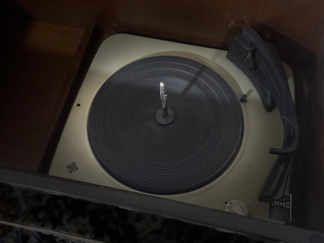 للبيع قطعة أنتيك ملكية، راديو مع غرامافون (مشغل أسطوانات) من ماركة تليفونكن (Telefunken) الألمانية العريقة. صناعة ألمانيا الغربية، موديل Wien 2464 Stereo


**إذا كنت صاحب هذا الإعلان وتريد حذفه لأي سبب، رجاءا أرسل رسالة إلى الدعم الفني**