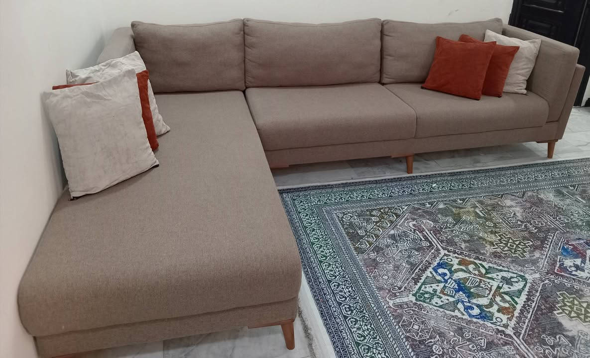 كونر قياس 2 في 3
مع كراسي تخم عدد 2 استخدام قليل بحالة ممتازة
المكان - المنصور

السعر 550000 وقابل للتفاوض 
للتواصل
***********
