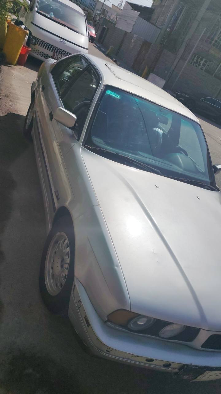 السلام عليكم بي ام دبليو 525 ماكينتها مفتوح اوتوماتيك بيها تنقيص رقم بغداد مشروع موازي راعيها يمي بالبصره وانا بصره كهربائياتها شغاله تبريدها شغال بارد واللي يريد تفاصيل اكثر مصورها فيديو للدواخل ومن برا
*********** البصرة, العراق
