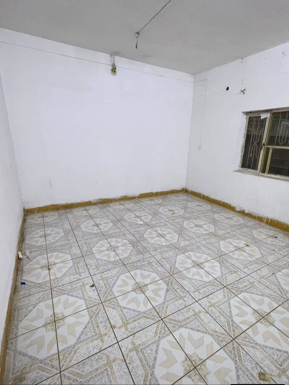 دار للايجار قريب من المستشفى التركي وشارع الطهمازيه مساحه ٢٠٠ يحتوي على غرفتين وهول واستقبال الضيوف ومطبخ وصحيات وحمام وطارمه السعر 350
***********
