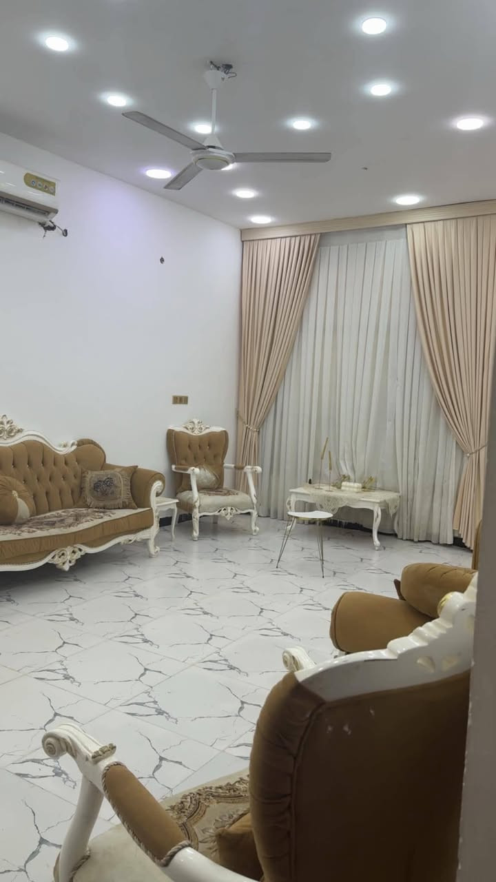 � بيت طابقين للبيع 🏡

✅ يباع عن طريق المبادرة أيضًا – ومناسب للمستلم ماستر كارد.

📍 الموقع: حي الكفاح – الجوبة، على الدجيلي.

🔹 المساحة: 210 م².

🔸 الطابق الأول:

✅ استقبال

✅ صالة

✅ مطبخ

✅ غرفتا نوم

✅ خدمات

✅ حديقة

✅ كراج

🔸 الطابق الثاني:

✅ غرفتا نوم

✅ صالة

📌 مميزات العقار:

✔️ واجهة 10 أمتار.

✔️ أمامه ساحة بمساحة 70 م².

✔️ يطل على شارع خدمي وشارع الحي.

✔️ موقع مميز وهادئ ومناسب للسكن.

📞 للاستفسار والاتصال:***********
