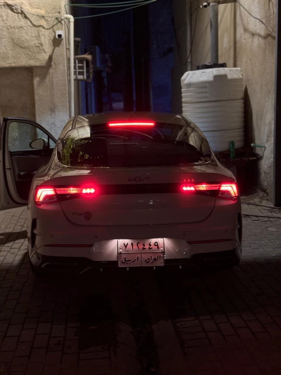 السلام عليكم
سيارة : كيا  K5 
KIA K5 2022
الموديل : 2022  خليجي
الون: ابيض 
محرك السيارة 2000 دوش المرغوب 
رقم : اربيل    سنوية : 2027
ماشية 62 الف 
المواصفات :
قمارة حديد 
بصمه 
تشغيل عن بعد 
دخول ذكي 
صندوق  يفتح عند القتراب 
مري شفط 
اشاير بل مري 
ترحيب يدات نيكل 
لد نهاري ابيض
لايت 4 عدسات  LED
حساسات امامي /  خلفي 
كامره دوراره
كشنات جلد 
تحكم كشن السائق كهرباء 
شاشة كبيرة تدعم 
Apple carplay+Android Auto
شاشة اعطال 
مثبت سرعة 
تحكم ستيرن
تبريد  لمس بيانو 
تبريد قطعتين 
خمس وضعيات قيادة 
(SMART+ECO+COMFORT+SPORT+CUSTOM)
بيهة بارد بل مدكر الامامي جهة السايق قليل 
وبيهة ضربة بلباب ولمدكر الامامي مثل ما موضح بلصورة  وباقي على وضعة يرجع بارد 
مكان السيارة بصرة
تواصل وتساب او سيمكارت
***********
السعر :   185$

