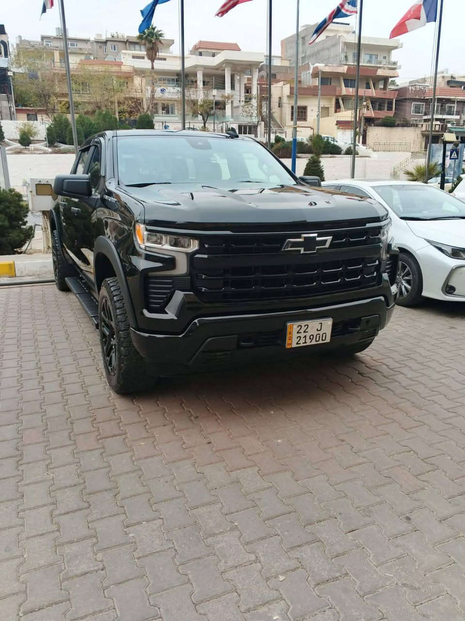 السلام عليكم
سلفرادو 2022
ماشية 48000 كم 
محرك 4 سلندر 2700 تيربو
كير تعليك 
دشبول عادي شاشة صغيرة 
باب خلفي كهربائي
وباقي المواصفات الستندر المعروفة
بدون ايرباك.... صورة الحادث موجودة بدون شاصي او لغد
غطة صندوك امريكي بلادي
تخم تاير جبلي امريكي 
السيارة مرفعة من كدام 5 سم  
سبيسرات 4سم ونفخات جامرلغ مسح 
رقم اربيل باسمي 
السعر المطلوب..... 270 ورقة 
موبايل.. *********** اتصال او واتساب
