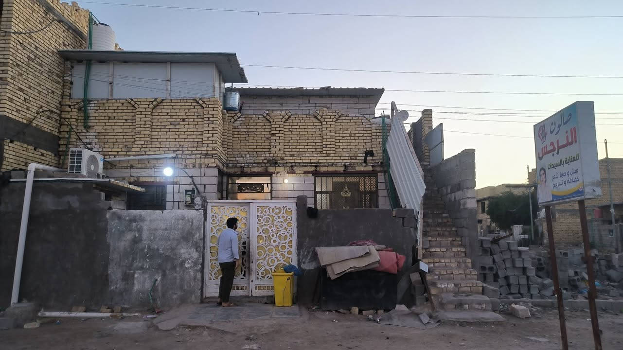 دار للبيع المساحه 150 متر وجه عله ساحه
العنون الفداء الفداء شارع لبنان بل نهايه رقم الهاتف ***********
