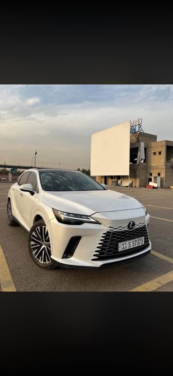 🚗 Lexus RX 350h — موديل 2023
حالة فوق الممتازة / نظيفة جداً / فخامة + اقتصاد

الممشى: (14,000) كم

اللون الخارجي: (ابيض صدفي )

اللون الداخلي: (ابيض)

الدفع: AWD

المواصفات:

 • هايبرد اقتصادي جداً

 • شاشة كبيرة وتطبيقات حديثة

 • كاميرا خلفيه

 • رادار + تنبيه خروج المسار

 • بصمة تشغيل

 • شحن لاسلكي

 • LED كامل

 •     مقاعد مريحة مع تبريد/تدفئة

الضرر : صبغ نصف الجوملغ المامي والباب المامي صبغ ونصف الباب الخلفي

💰 السعر المطلوب: ($36,000)وبيه مجال *********** مكانها بغداد حي الجامعة
