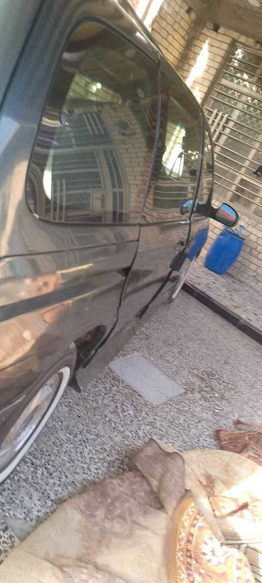 سلام عليكم سيارفورد موديل 95 سيار نضيفه محرك وكير خير من الله رقم ديالى تحويل ثاني يوم مكاني بغداد  السيار مصبوغه الجماليه بدون معجون وترهم مروس السعر 40وبيه مجال لاتصال عل الهاتف ***********
