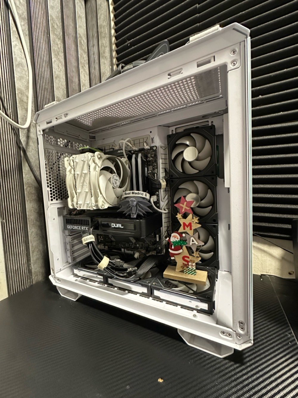 تجميعة كاملة مع شاشة وميز 

PC 

Cpu Ryzen 7 5800x 
M.B b550 msi tomahawk
Cooler arctic freezer 34 esports duo 
Rtx 5060 palit dual 
Ram 32G 3600hz (16x2) lexar ares 
Psu 750w cooler master 80+ gold full modular 
M.2 1T m.2 250G 
Fans lian li sl 120 infinity 6 fans 
Case Asus Tuf GT502 

Monitor 
Aorus AD 27QD  
2K (1440x2560) 144hz 

وميز زاوية خشب وسماعة وماوس وكيبورد 

***********