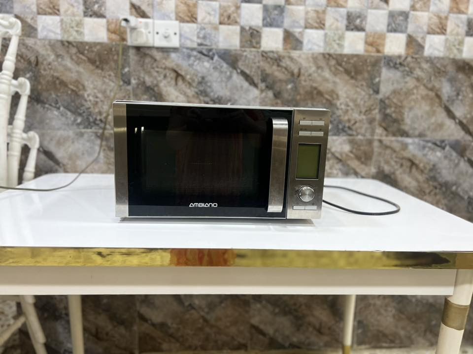السلام عليكم مجمده ومايكرو ويف نظيفات جدا سعر المجمده 170 بيه مجال والمايكروويف سعره 40 وبي مجال عنوان بغداد حي اور لاستفسار *********** واتساب
